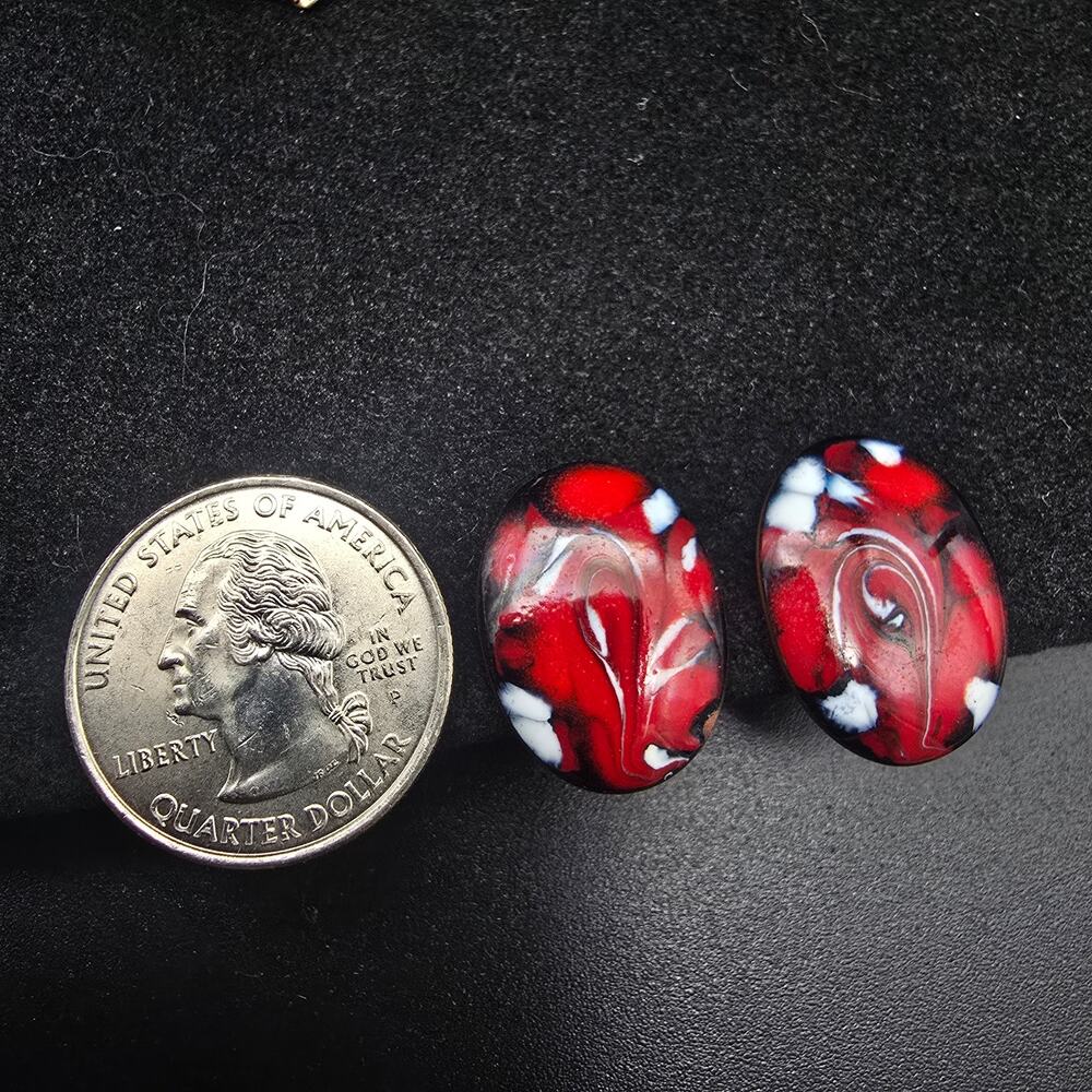 Red White Swirled Enamel Clip On Earrings Oval Vintage Costume Jewelry - Picture 2 of 5